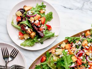 Salad recipe with peaches, goat cheese and basil