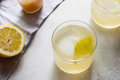 Bee's Knees simple cocktail recipe with gin and honey and lemon