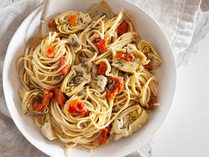 One-Pot Spaghetti with Tomatoes, Artichokes, and Capers in a Bowl