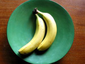 2 bananas on green bowl